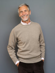 Cashmere sweater (3-ply) with C-neck in classic colours