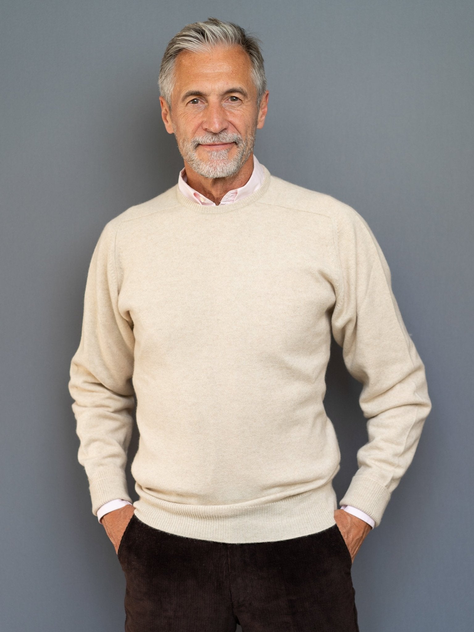 Cashmere sweater (3-ply) with C-neck in modern colours