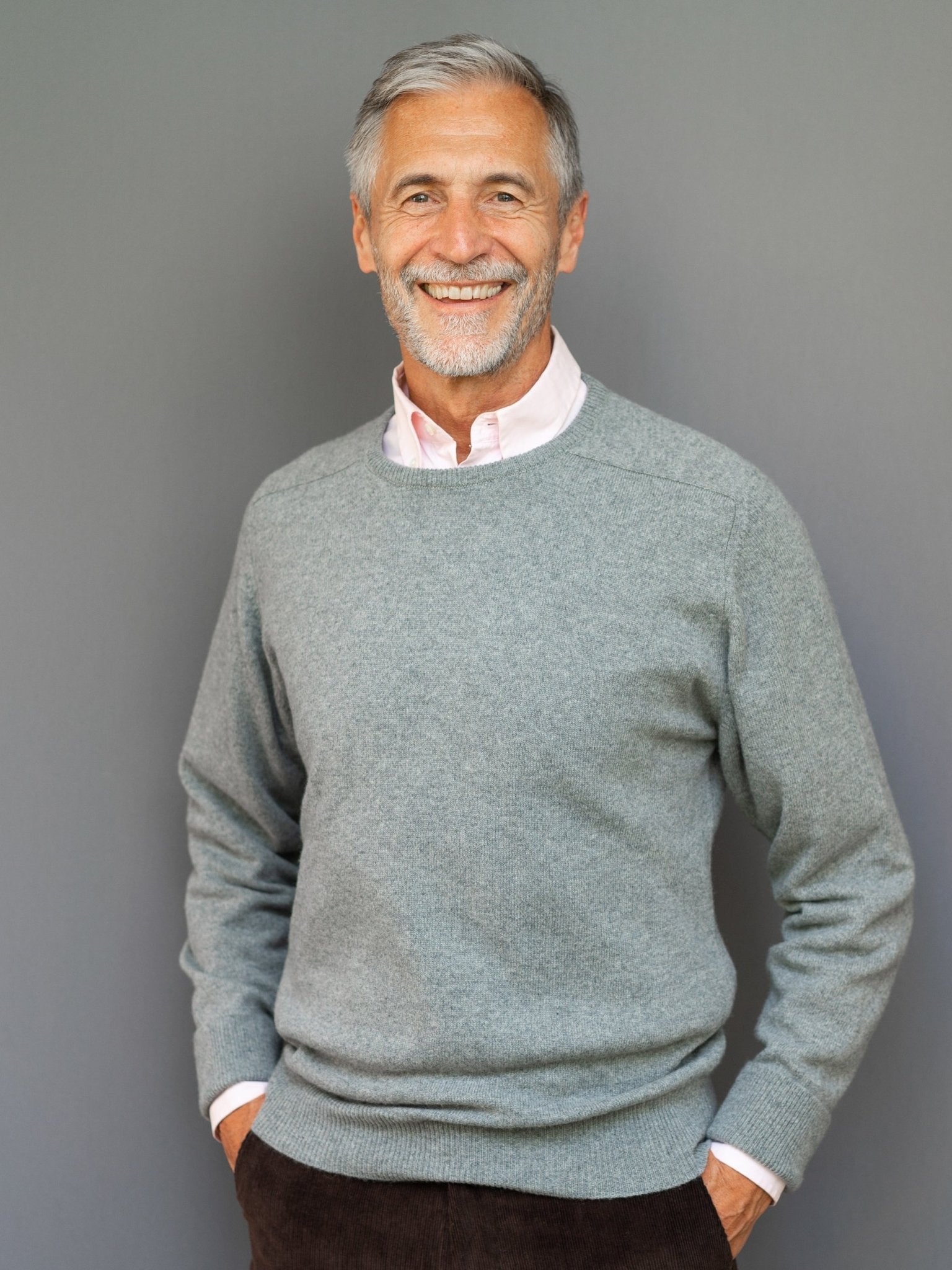 Cashmere sweater (3-ply) with C-neck in modern colours