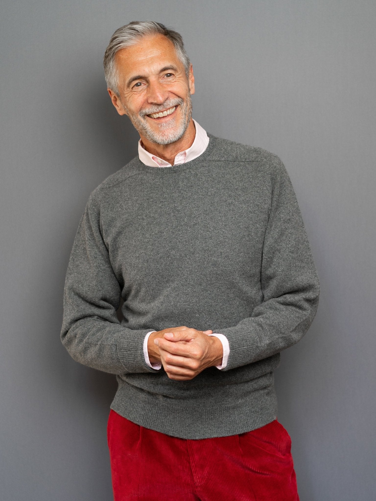 Cashmere sweater (3-ply) with C-neck in modern colours