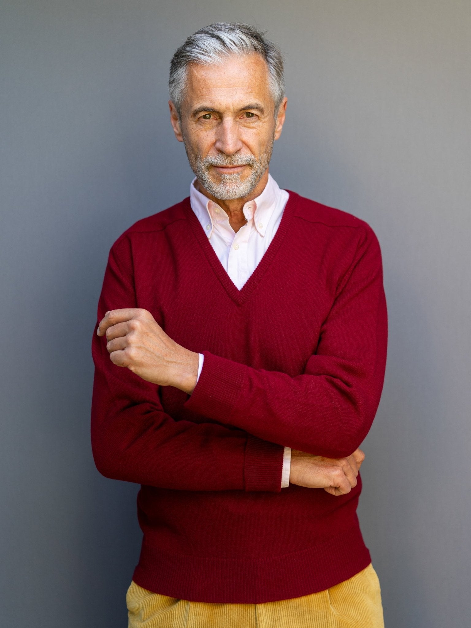 Cashmere sweater (3-ply) with V-neck in modern colours