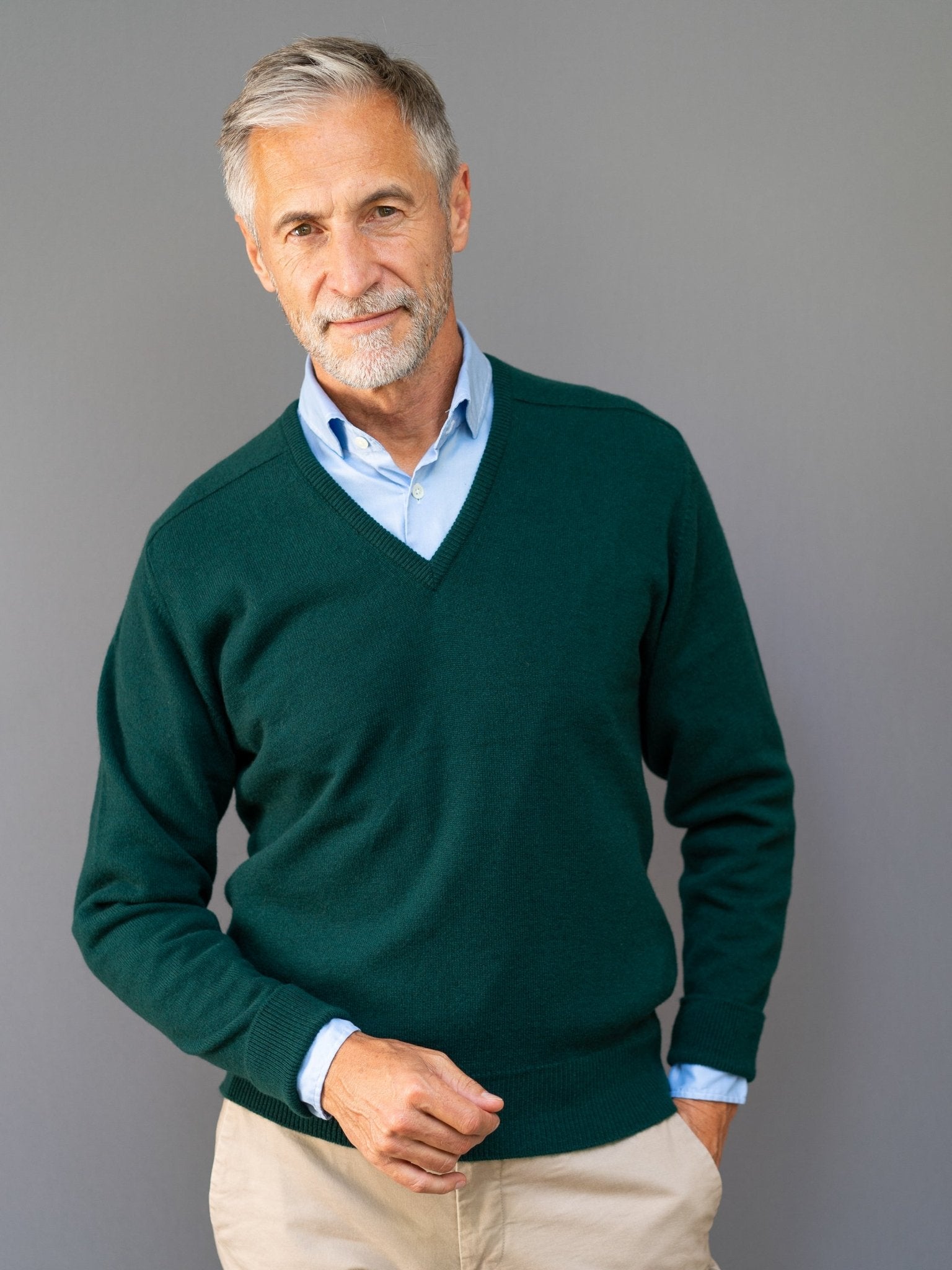 Cashmere sweater (3-ply) with V-neck in modern colours