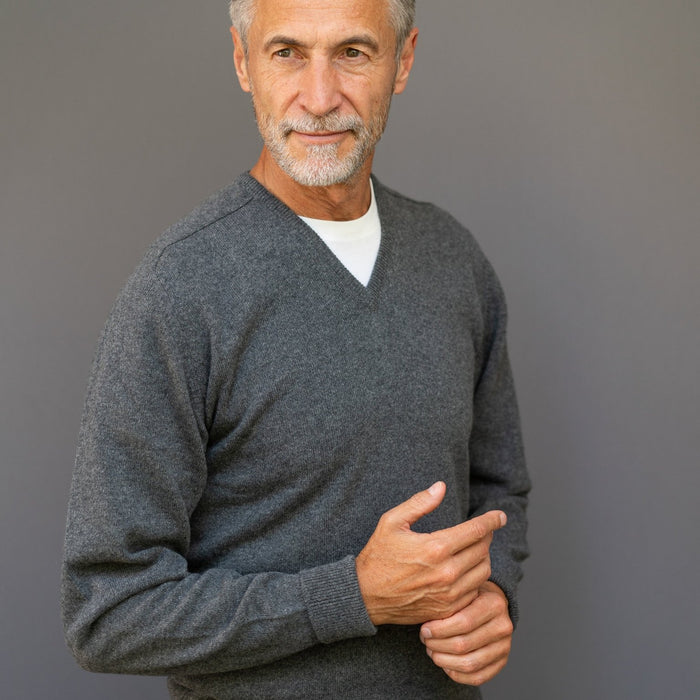 Cashmere sweater (3-ply) with V-neck in classic colours