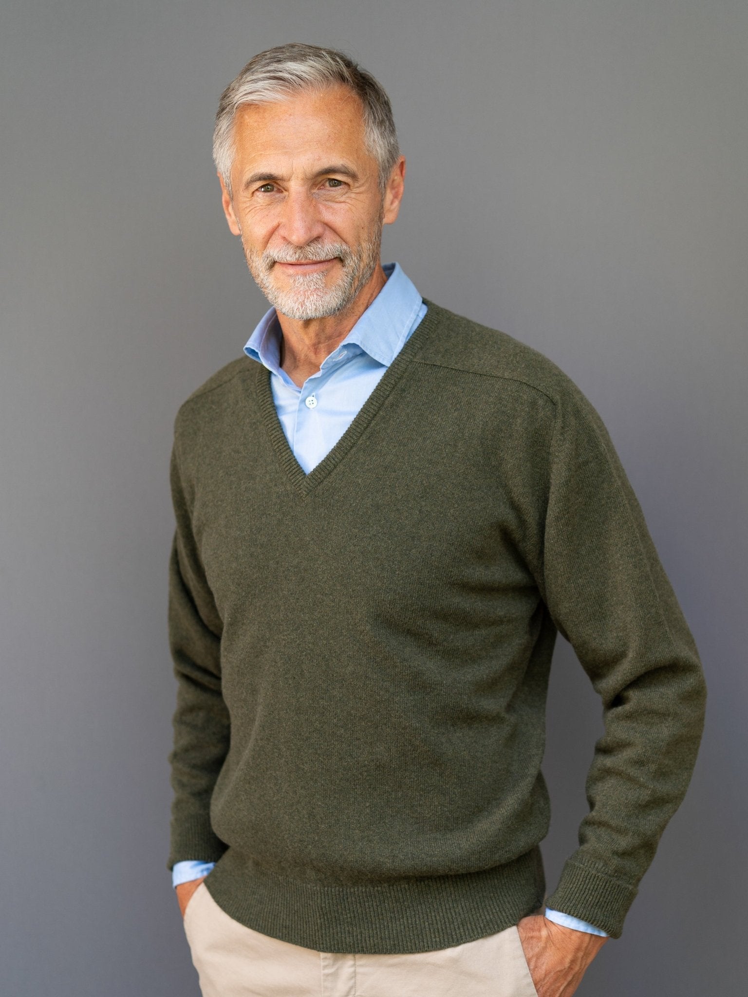 Cashmere sweater (3-ply) with V-neck in modern colours