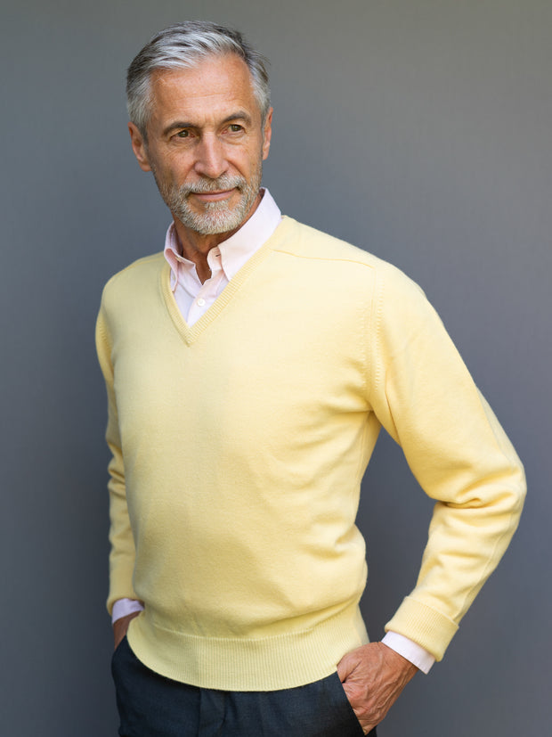 Cashmere sweater (3-ply) with V-neck in modern colours