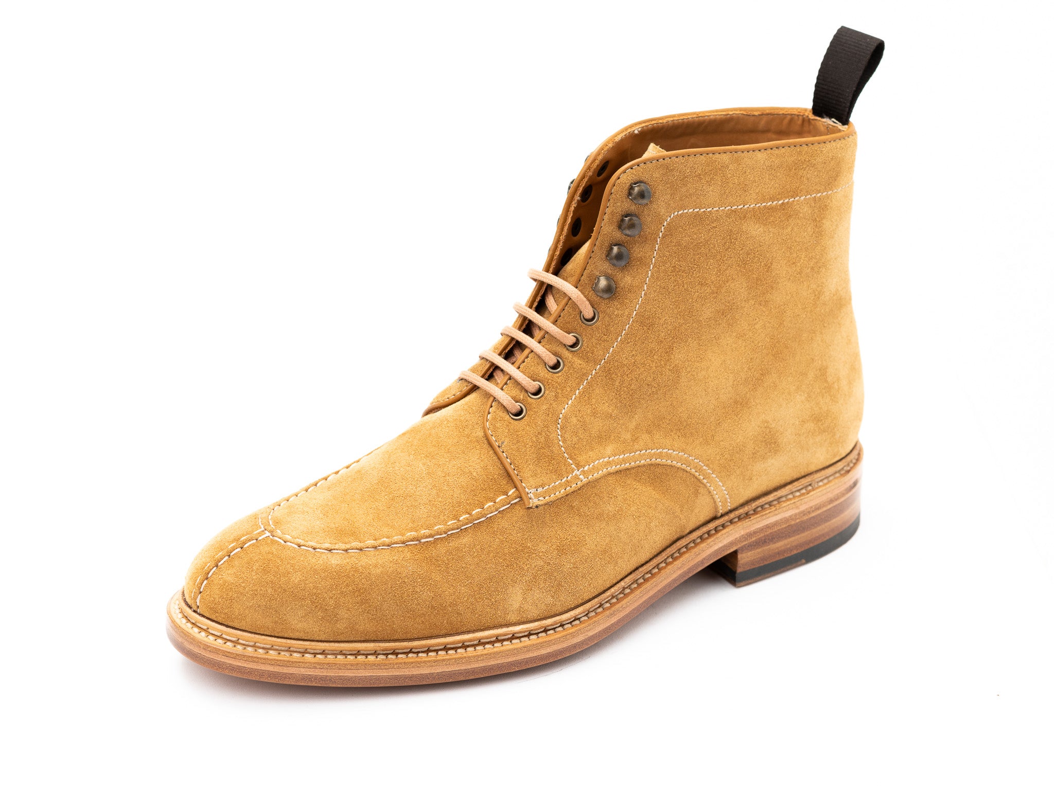 Boots in lightbrown suede leather with a leather sole