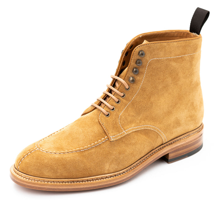Boots in lightbrown suede leather with a leather sole