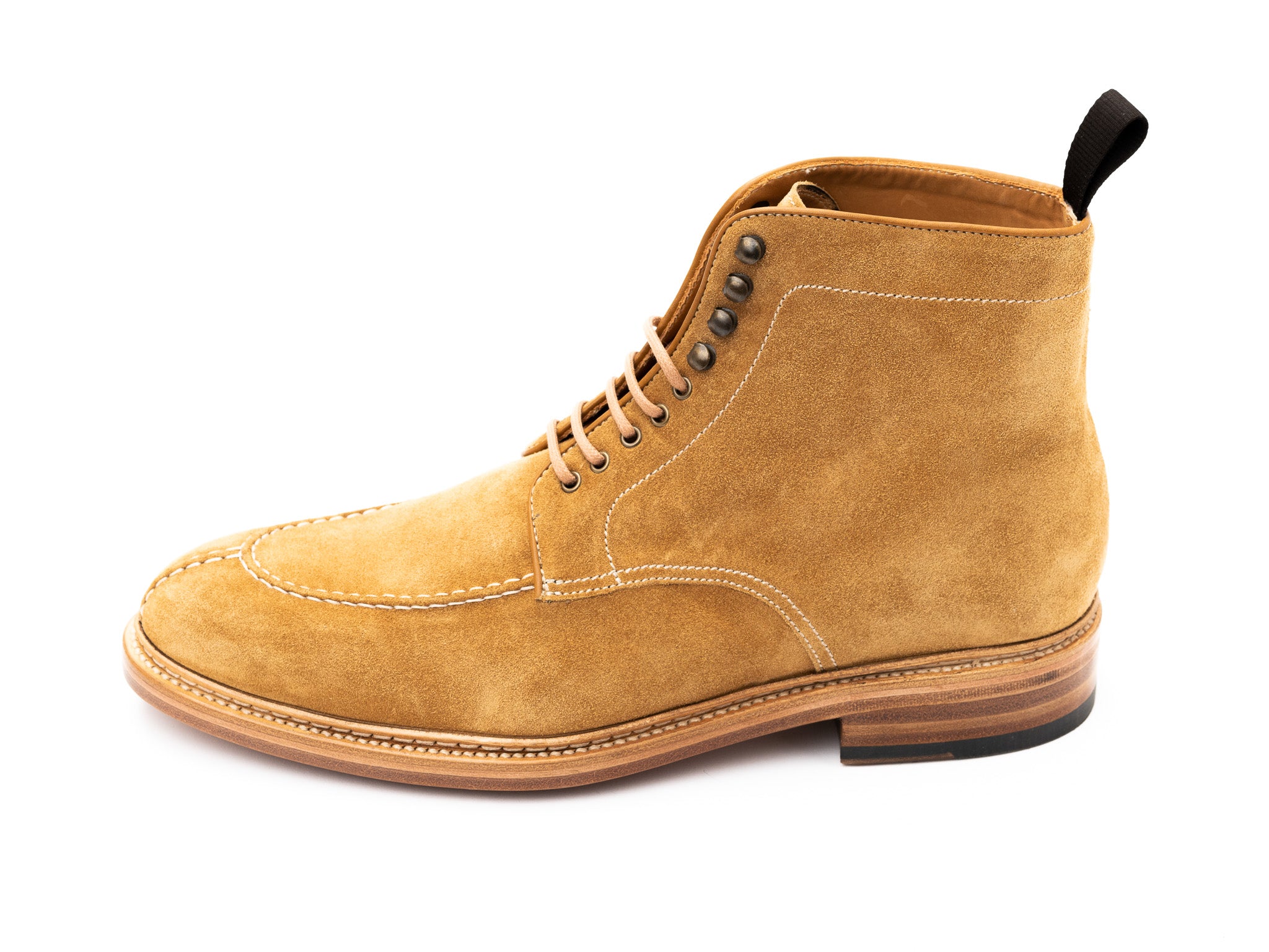 Boots in lightbrown suede leather with a leather sole