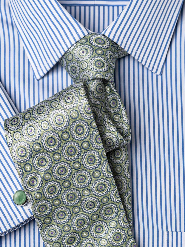 tie with medailon in mint