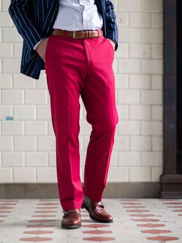 Slimline Baumwollhose mit Stretchanteil in rot Baumwolle Frontalansicht — John Crocket