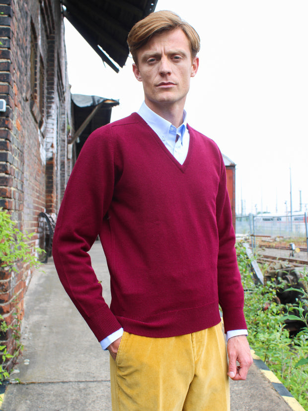 Lambswool sweater with V-neck in classic colours (size 44-52)