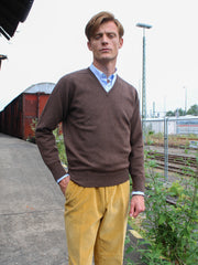 Lambswool sweater with V-neck in classic colours (size 44-52)