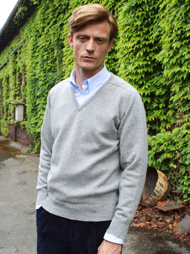 Lambswool sweater with V-neck in classic colours (size 44-52)