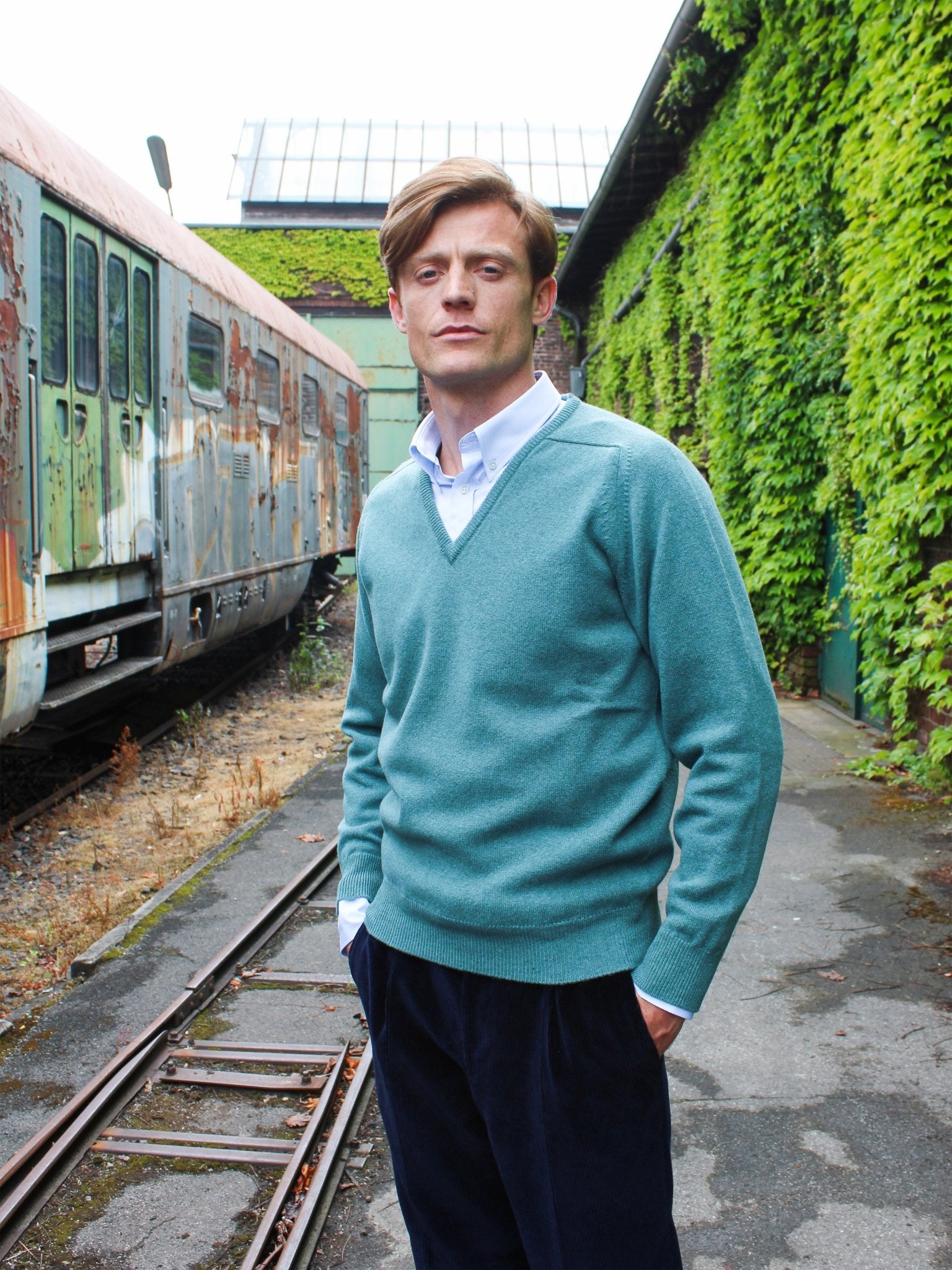 Lambswool sweater with V-neck in modern colors (size 40-42)