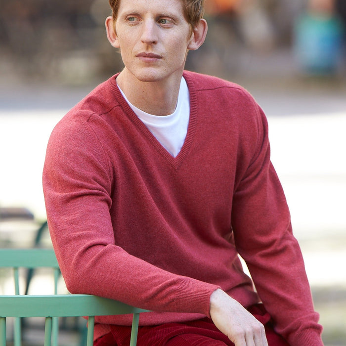 Lambswool sweater with V-neck in modern colors (size 44-52)