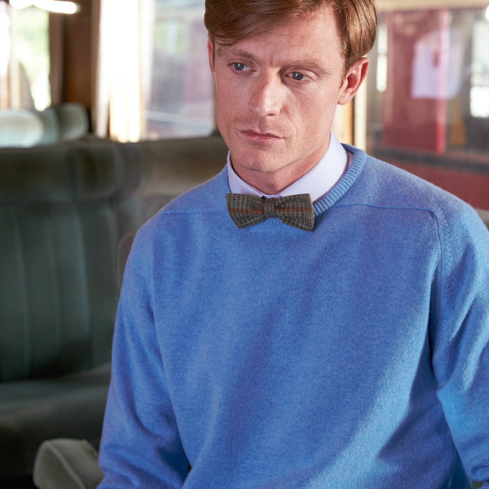 Lambswool sweater with C-neck in classic colours (size 44-52)