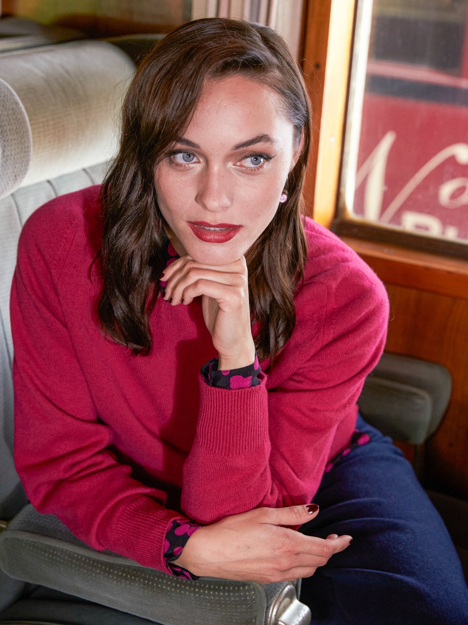 Lambswool sweater with a round neckline in modern colors (size 40-42)