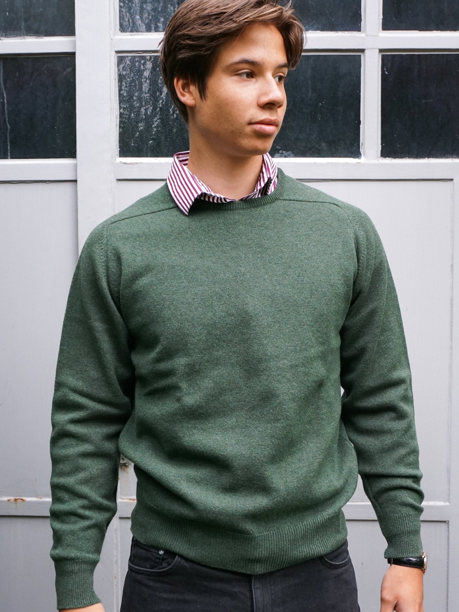 Lambswool sweater with a round neckline in modern colors (size 40-42)
