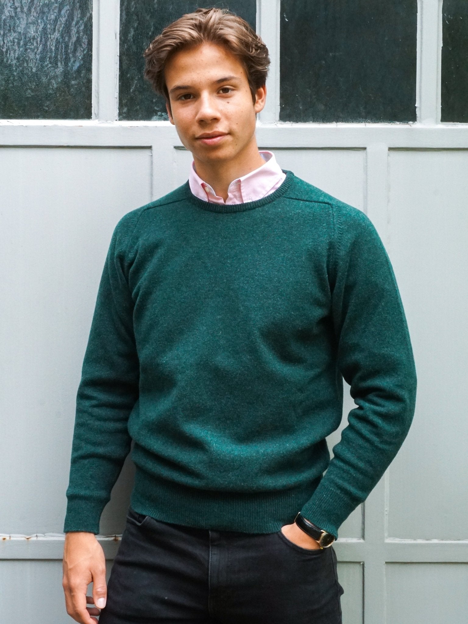 Lambswool sweater with a round neckline in classic colors (size 40-42)