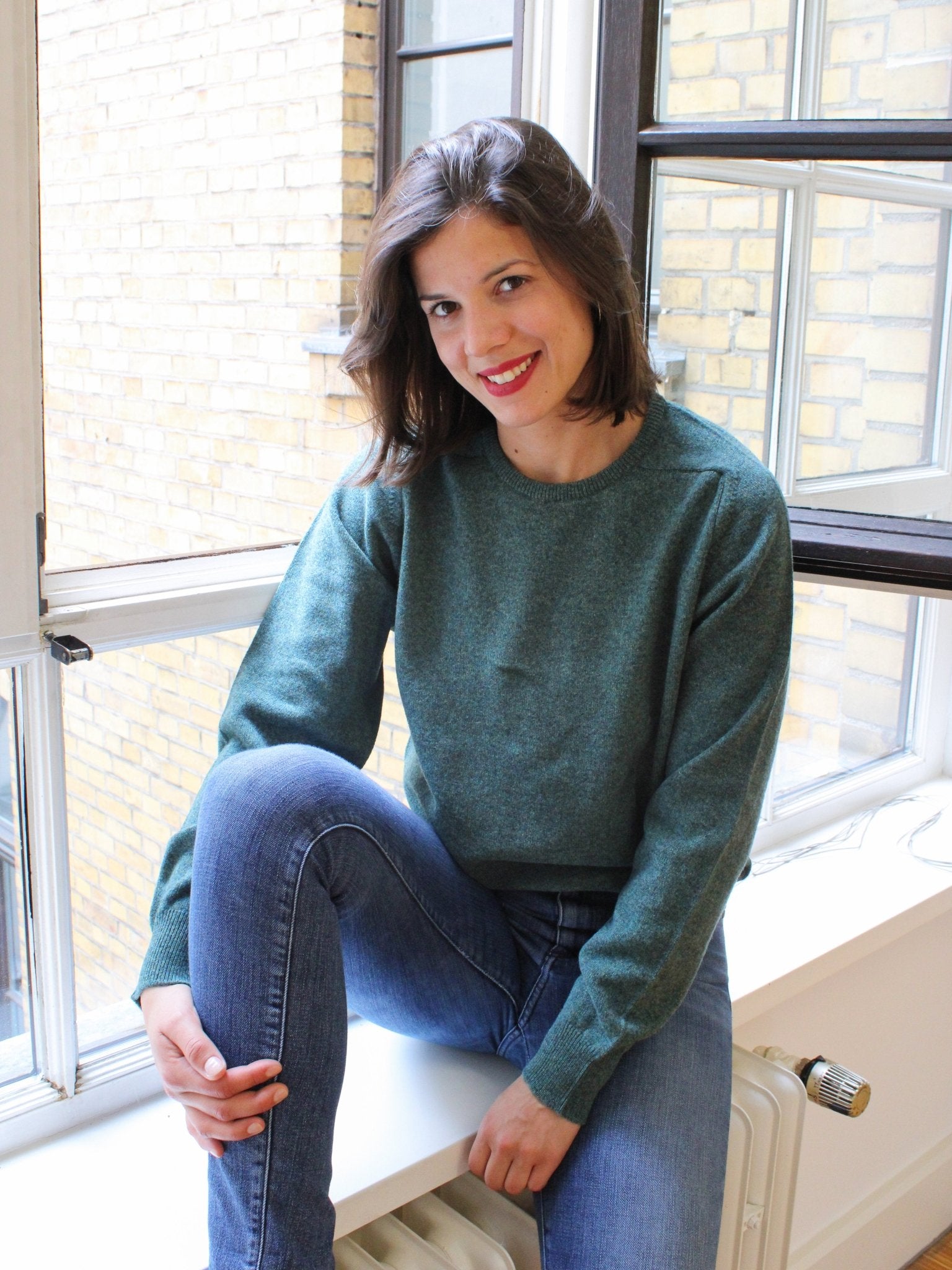 Lambswool sweater with a round neckline in modern colors (size 40-42)