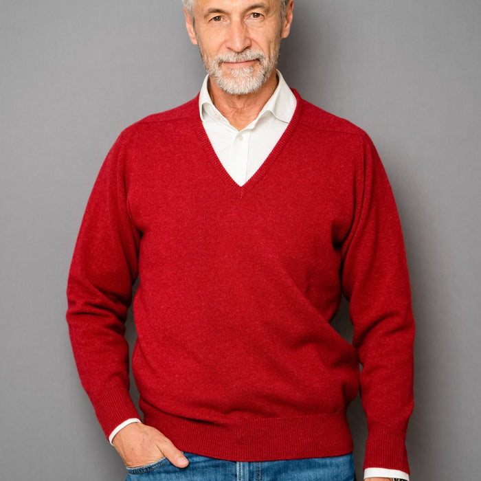 Lambswool sweater with V-neck in classic colours (size 44-52)
