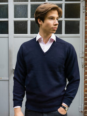 Lambswool sweater with V-neck in classic colours (size 44-52)