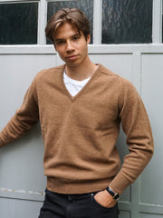 Lambswool sweater with V-neck in classic colours (size 44-52)