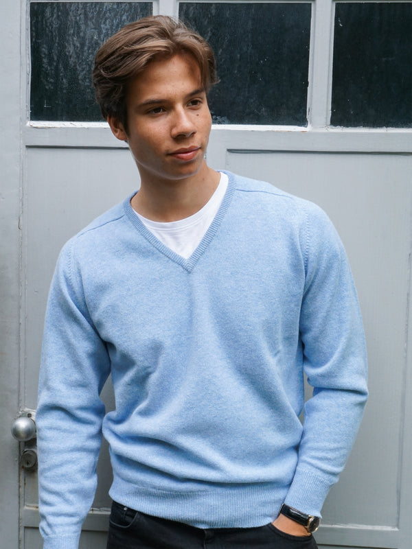 Lambswool trui met V-hals in Horizon — John Crocket
