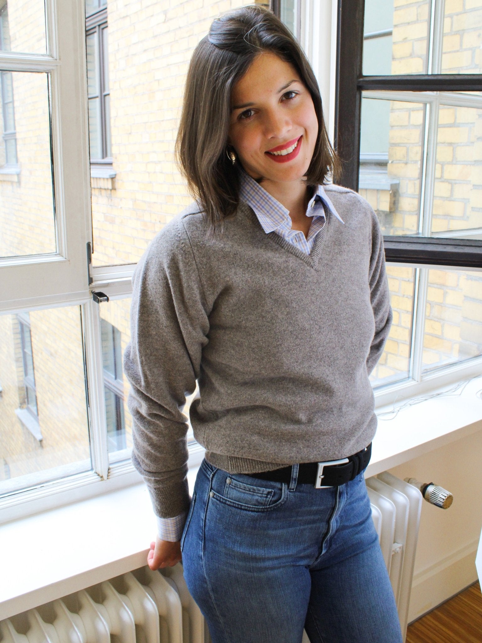 Lambswool sweater with V-neck in modern colors (size 40-42)