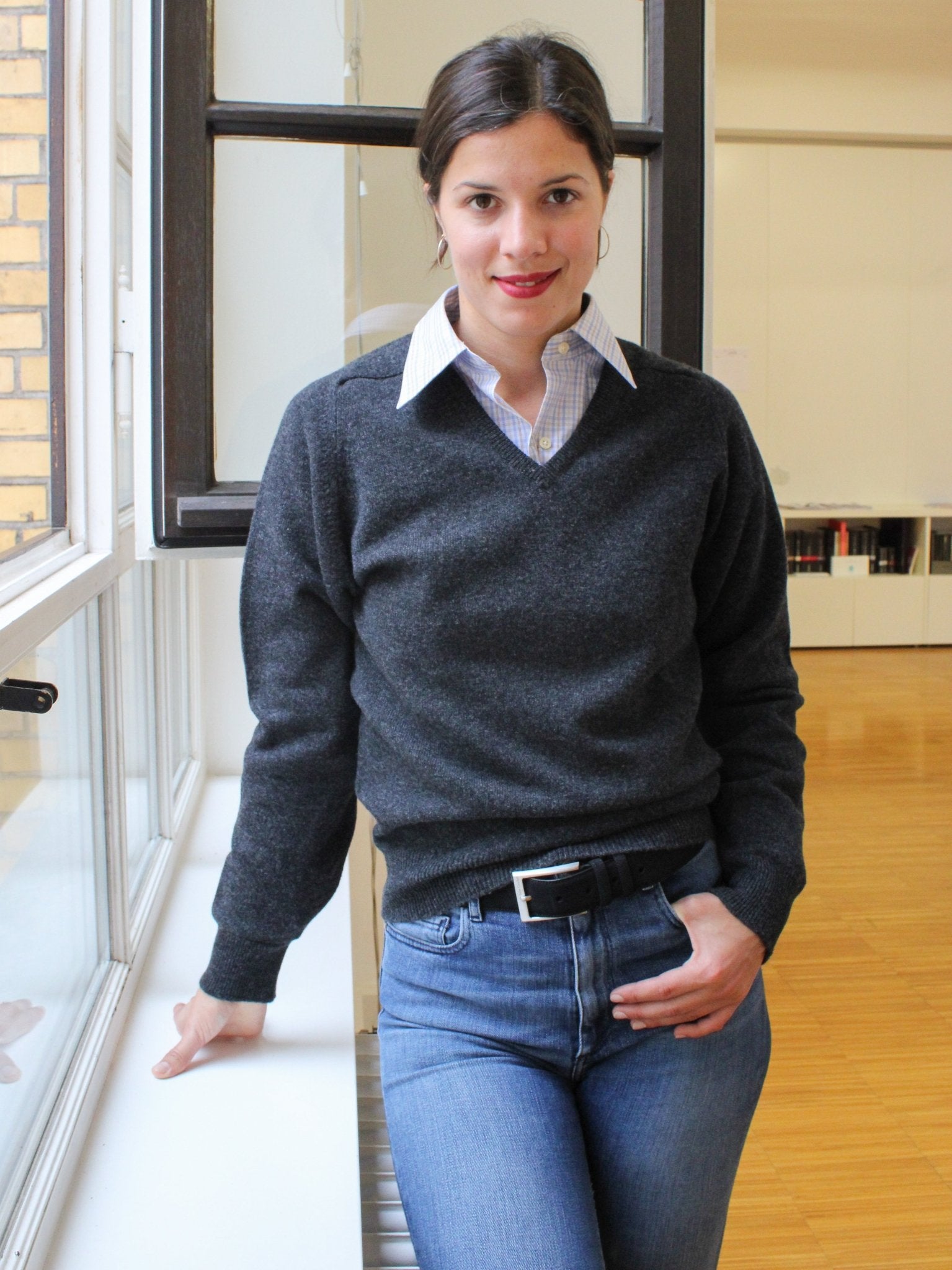 Lambswool sweater with V-neck in classic colors (size 40-42)