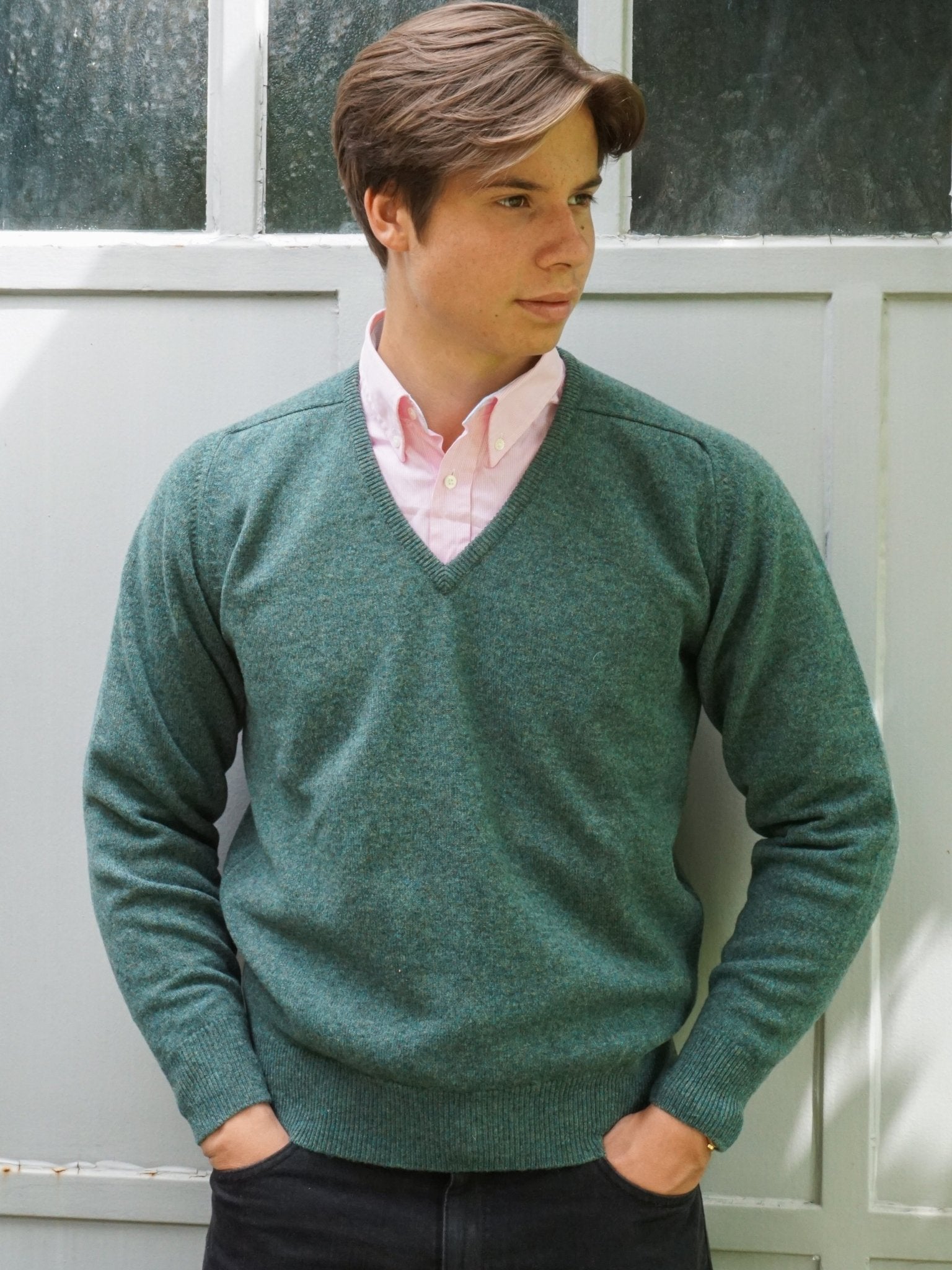 Lambswool sweater with V-neck in classic colors (size 40-42)