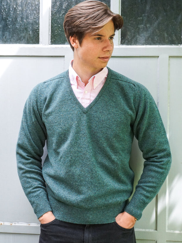 Lambswool sweater with V-neck in classic colours (size 44-52)