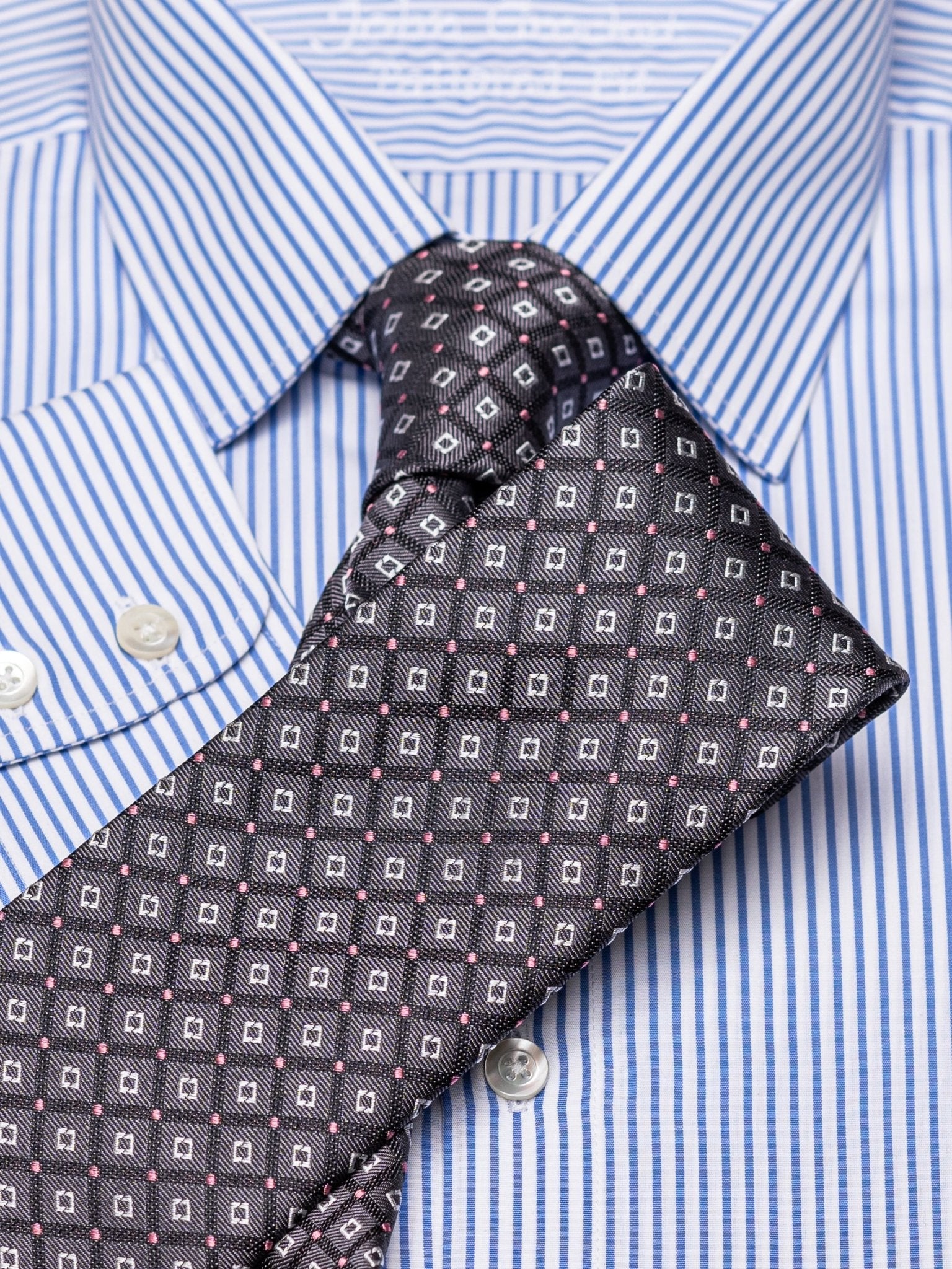 Shirt in slimline with Kent collar in blue striped 100% cotton