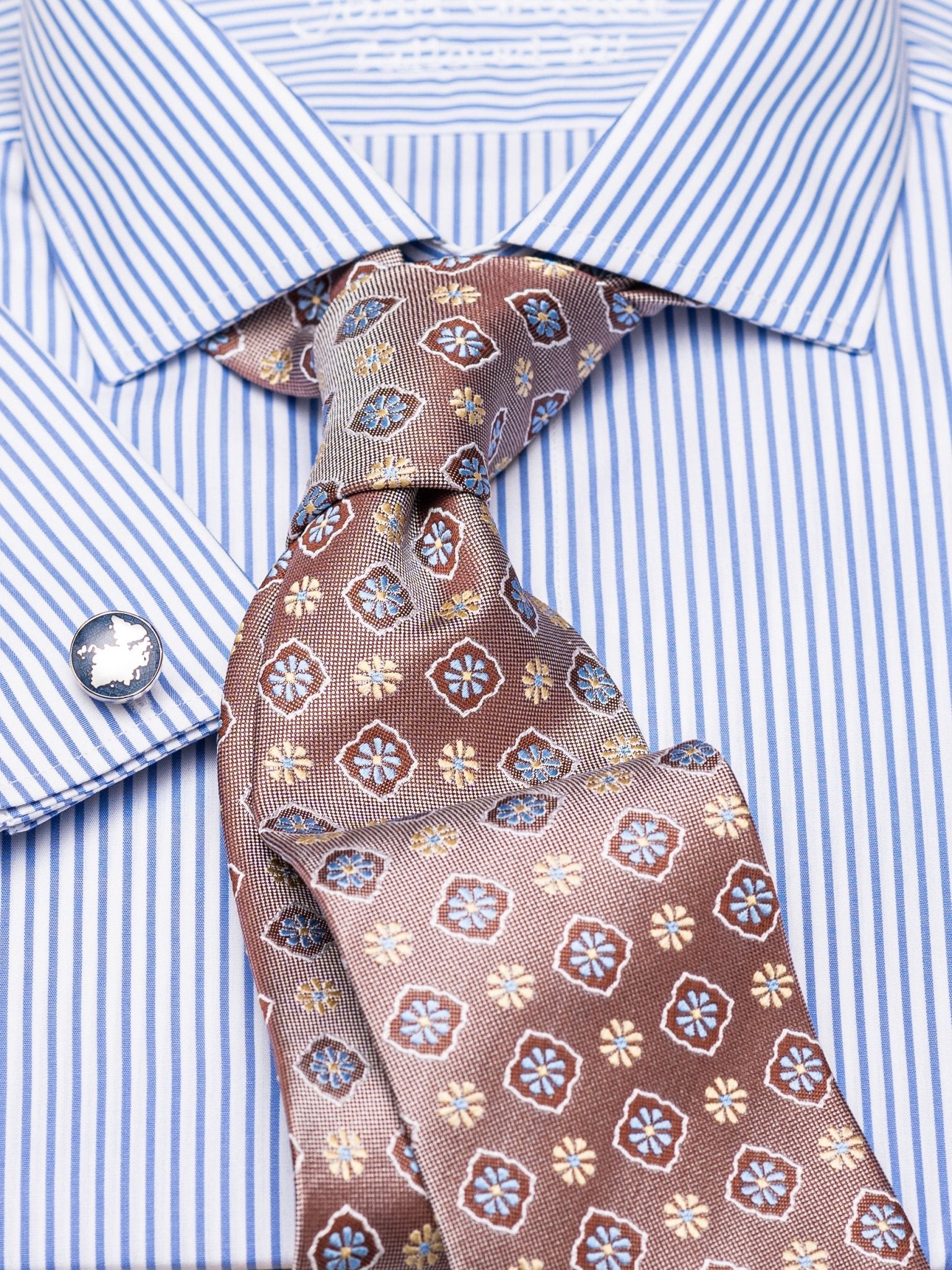 Shirt in Slimline with Cut Away Collar in Blue Striped 100% Cotton