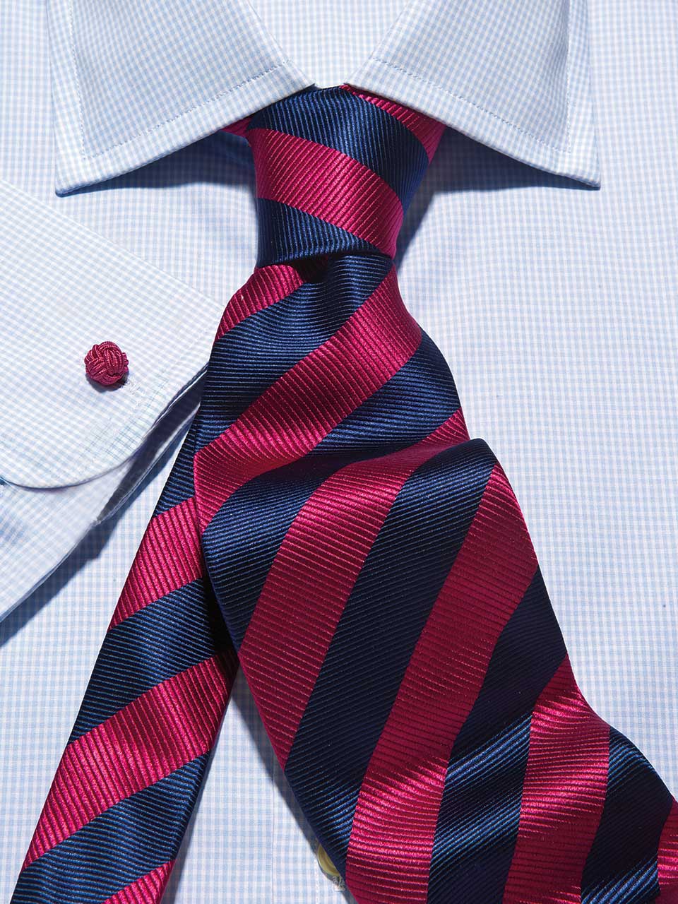 Seidenkrawatte Clubstreifen in berry/navy, Detailansicht